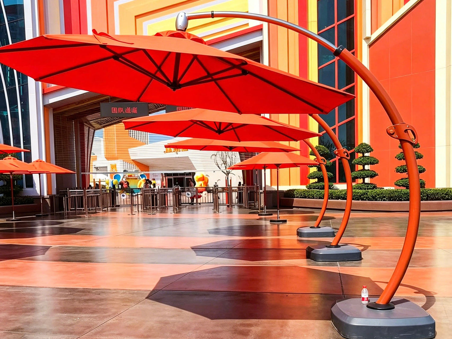 Curved Pillar Umbrella × Amusement Park Customization — Color That Blends, Flexibility That Works